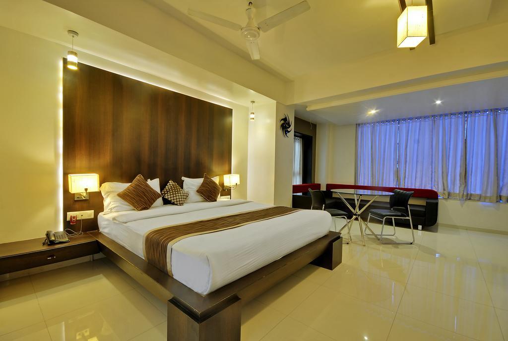 Hotel Magnum Inn Junagadh Extérieur photo